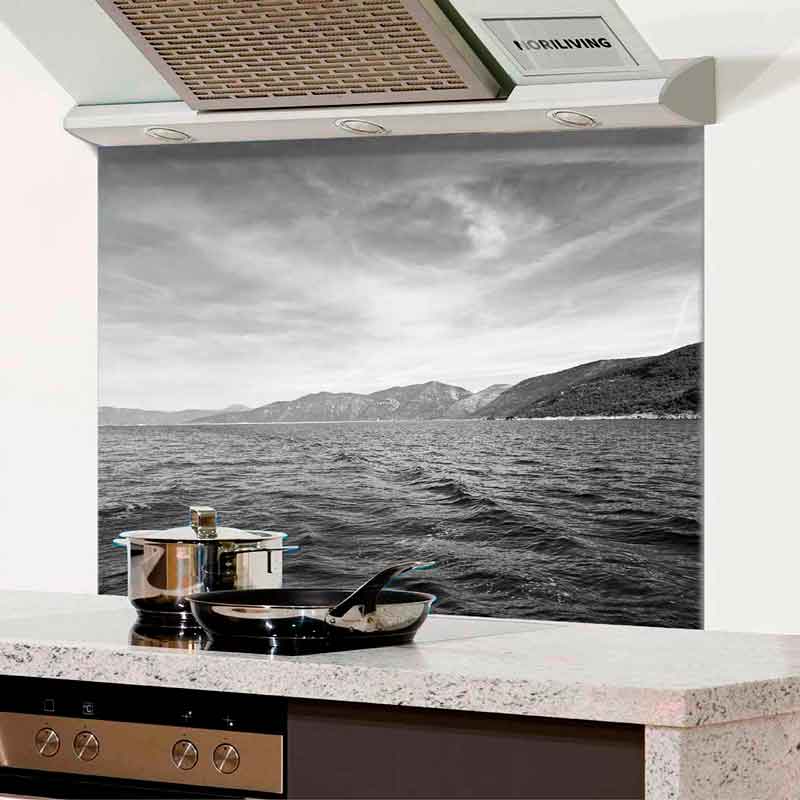 Moderne Küche mit Fototapete einer Seelandschaft, Edelstahlpfannen und Dunstabzugshaube