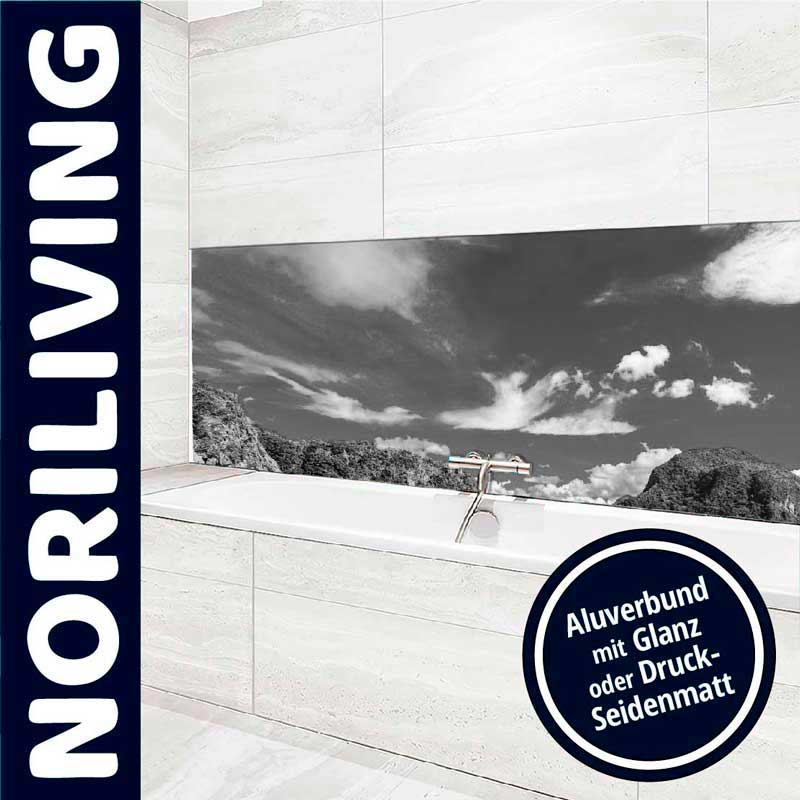 Badezimmer mit moderner Aluminiumverbund-Rückwand und Panoramabild, inklusive Badewanne und Wasserhahn