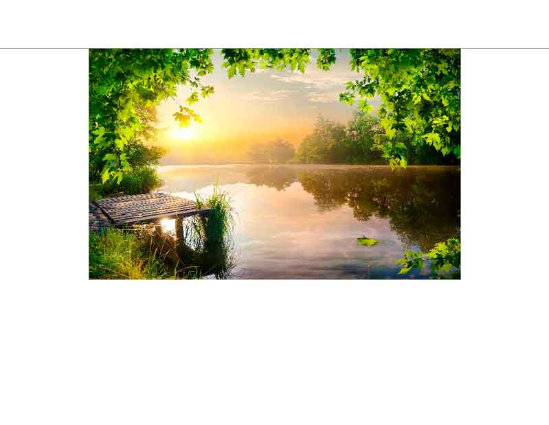 Ein ruhiger See mit einem Steg, umgeben von grünen Bäumen, unter einem leuchtenden Sonnenuntergangshimmel.