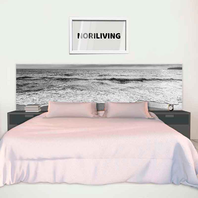 Modernes Schlafzimmer mit Doppelbett, Meereslandschaft über dem Kopfteil und stilvollen Nachttischen