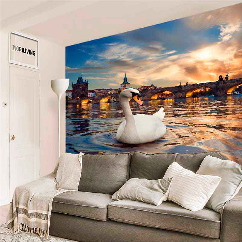 Wunderschöne Wohnzimmer-Wandtapete mit Schwan und Stadtansicht Gemütliches Wohnzimmer mit einer Wandtapete, die einen Schwan auf einem Fluss und eine beleuchtete Stadtansicht bei Sonnenuntergang zeigt.