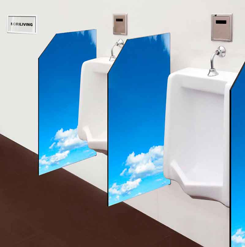 Zwei Urinale mit blauen Himmel-Design-Trennwänden in einem modernen Waschraum