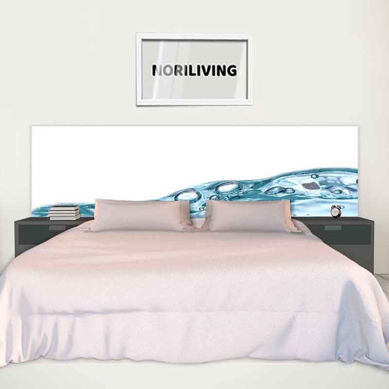 Schlafzimmer mit großem Bett, Wassermotiv auf der Rückwand und dekorativem Bild an der Wand