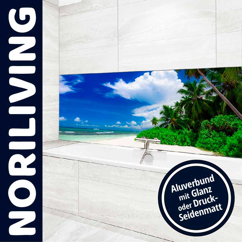 Modernes Badezimmer mit einem Aluverbund-Wandbild, das einen tropischen Strand mit blauem Himmel und Palmen zeigt. Dekorative Wandgestaltung für ein luxuriöses Ambiente.