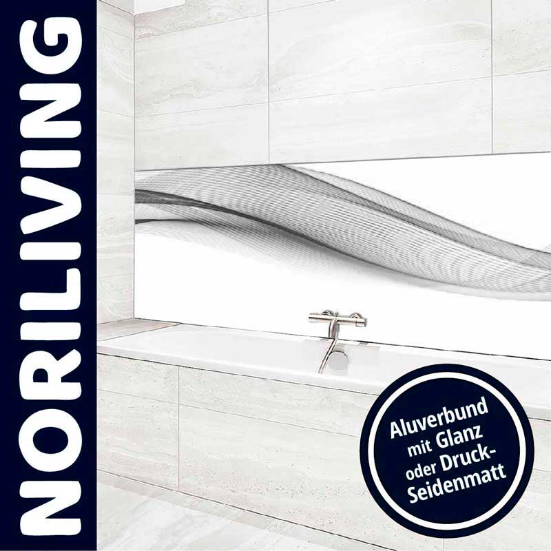 Badezimmer mit eleganter Aluverbund-Rückwand in glänzendem oder seidenmattem Finish von Noriliving