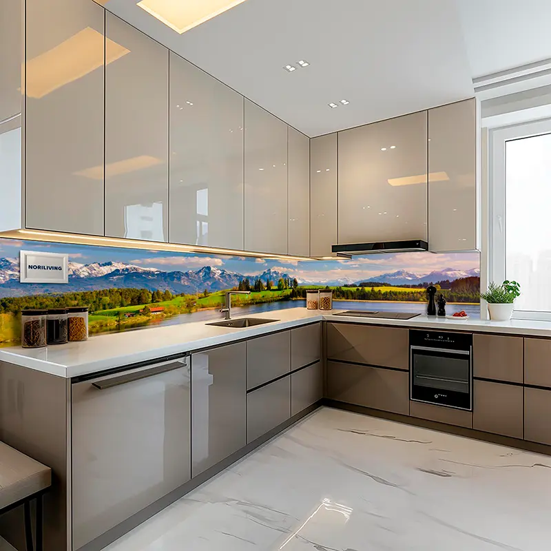 Helle Eckküche mit Alpen-Motiv als Spritzschutz