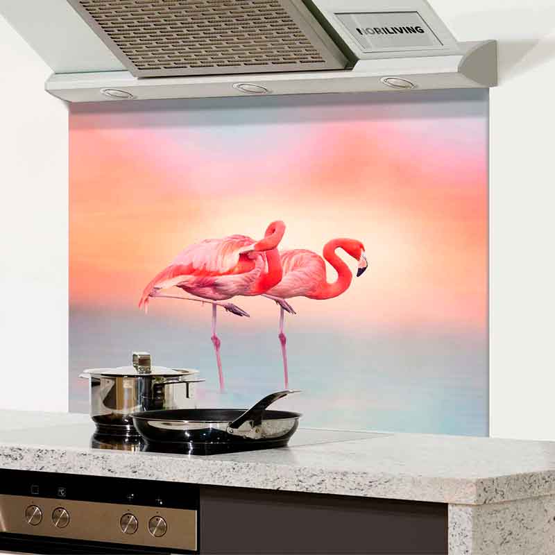 Küchenrückwand mit Flamingomotiv vor Sonnenuntergang Küchenrückwand zeigt zwei Flamingos beim Sonnenuntergang im Hintergrund einer modernen Küche