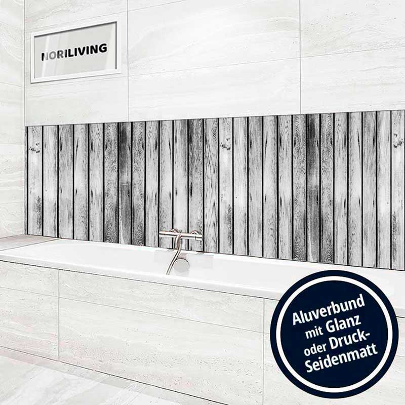Ein modernes Badezimmer mit Aluverbund-Wandpaneel in Holzoptik oberhalb der Badewanne, dargestellt mit Glanz oder Druck-Seidenmatt.