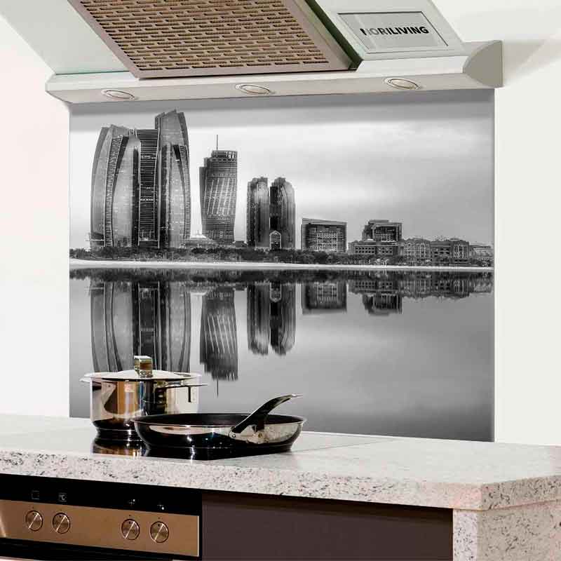 Küche mit Glasrückwand, die moderne Hochhaus-Skyline in Schwarz-Weiß zeigt