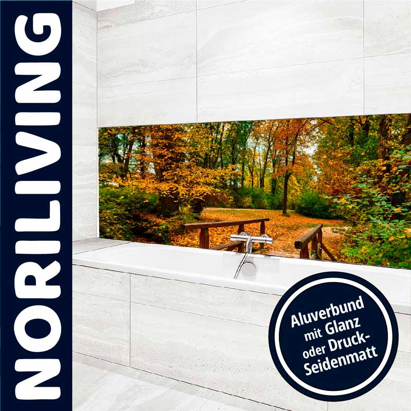 Hochwertige Aluverbundplatte mit Waldmotiv für das Badezimmer - Erhältlich in Glanz oder Seidenmatt Modernes Badezimmer mit fotorealistischer Aluverbundplatte, die einen herbstlichen Waldweg zeigt, erhältlich in Glanz oder Druck-Seidenmatt von Noriliving