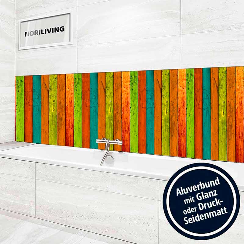 Modernes Badezimmer mit bunter Aluverbund-Wandverkleidung in Streifenmuster hinter der Badewanne.