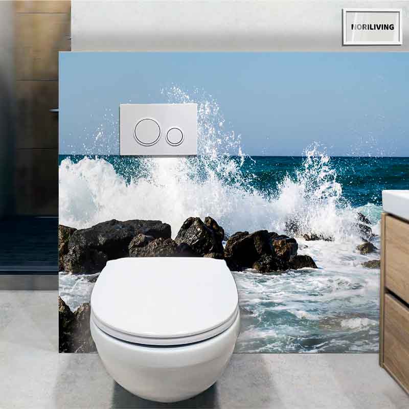 Moderne Toilette mit maritimem Design Toilette vor Wand mit Ozeanbild von Wellen auf Felsen, modernes Badezimmer
