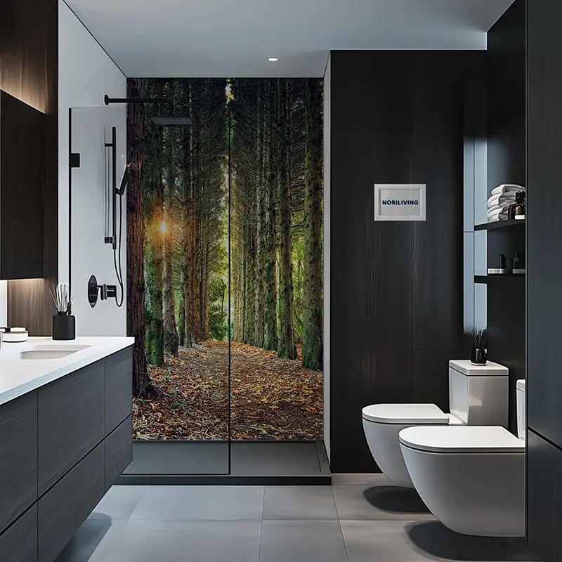 Modernes Badezimmer mit Duschwand im Waldmotiv