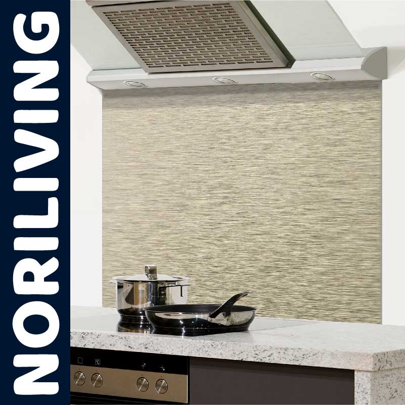 Küchenrückwand aus Edelstahl hinter Herd und Töpfen, mit Dunstabzugshaube