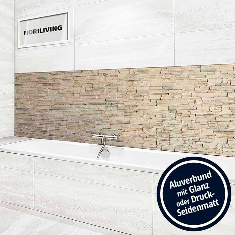 Moderne Badezimmergestaltung mit Steinwand und Badewanne Badezimmer mit moderner Steinwand, Badewanne und Aufschrift 'Aluverbund mit Glanz oder Druck-Seidenmatt'. Ausstellungsraum von Noriliving.