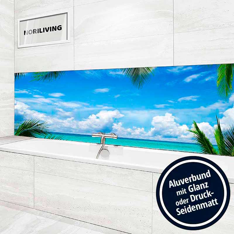 Badezimmer mit einem Aluverbund-Wandbild mit Karibik-Motiv über der Badewanne