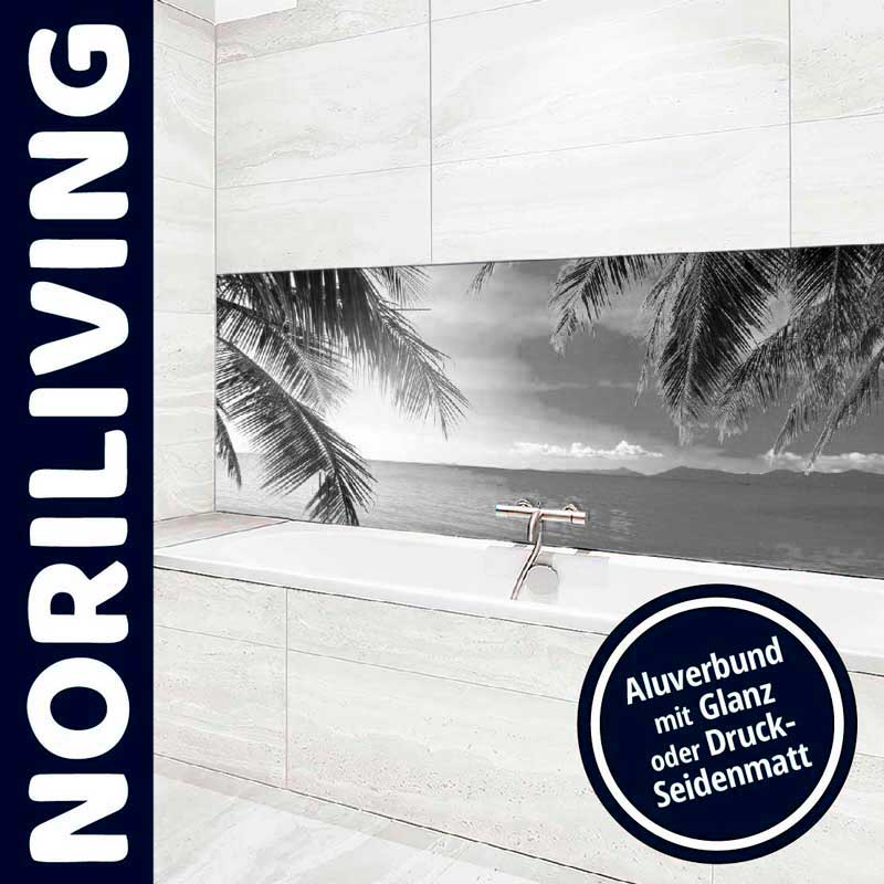 Badezimmer mit Badewanne, dekoriert mit einem schwarz-weißen Wandbild von Palmen und Meer, Aluverbund mit Glanz oder Druck-Seidenmatt