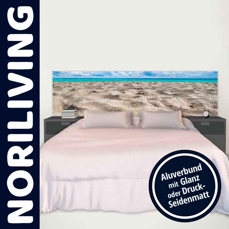 Schlafzimmer mit Bett und Kopfteil im Stranddesign von Noriliving, Aluverbund in Glanz oder Druck-Seidenmatt