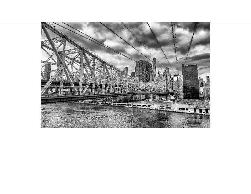 Eine beeindruckende Brücke spannt sich in einem Schwarzweißbild über einen Fluss, flankiert von städtischen Hochhäusern.