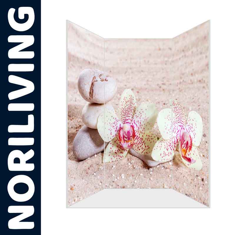 Raumteiler mit Orchideenblüten und Steinen auf Sand von NORILIVING
