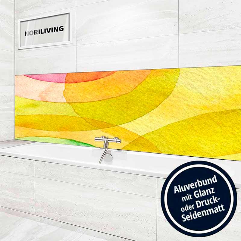 Modernes Badezimmer mit farbenfroher Wandverkleidung über einer weißen Badewanne