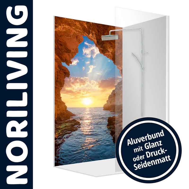 Duschwand aus Aluverbund mit einem Bild von Felsen und Sonnenuntergang am Meer