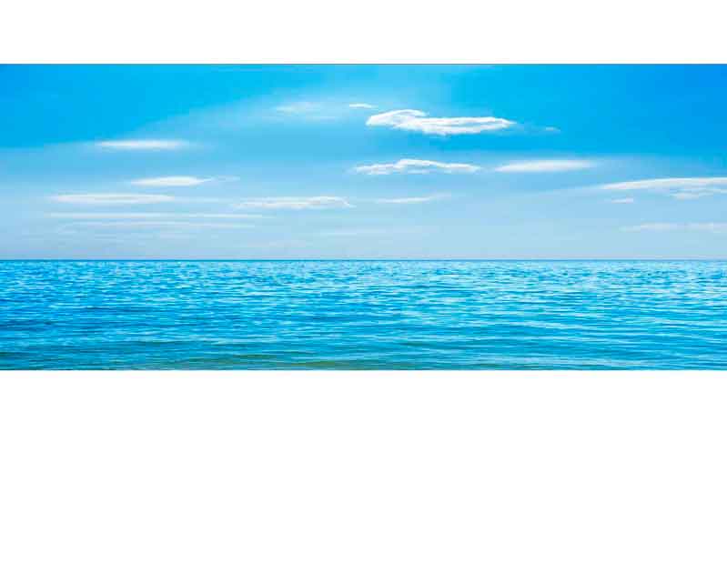 Endlose blaue Weite des Meeres unter klarem Himmel Weitläufiges, ruhiges Meer unter einem klaren blauen Himmel mit wenigen Wolken