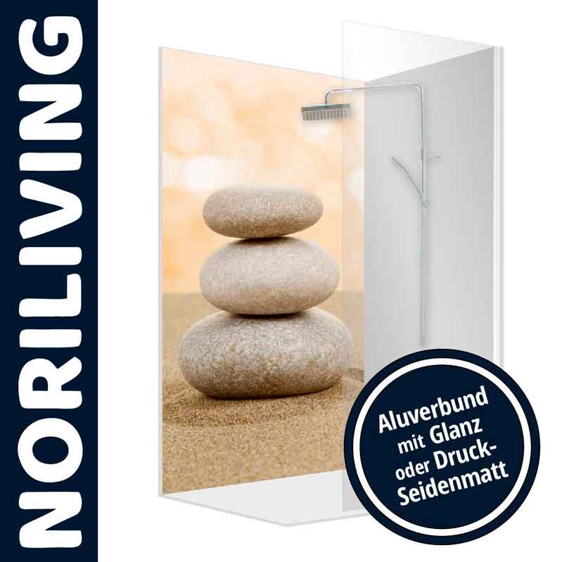 Bild von einer Glasduschrückwand mit Zen-Steinen, einem Duschkopf und Aluverbund in Glanz oder Druck-Seidenmatt.