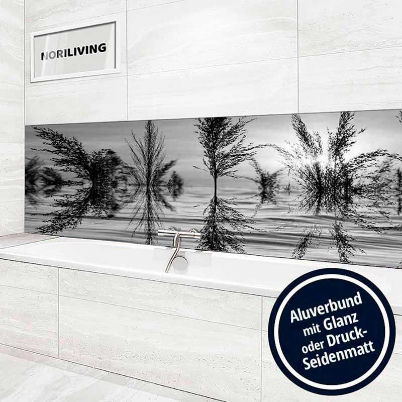 Modernes Badezimmer mit fotorealistischem Landschaftsbild über der Badewanne, glänzende Alu-Verbundplatte