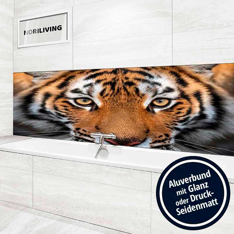 Tiger-Motiv auf Aluverbund für Badezimmerwand, stilvoll und modern Badezimmer mit Tiger-Motiv auf Aluverbundplatte hinter der Badewanne, bietet einen modernen und stilvollen Look