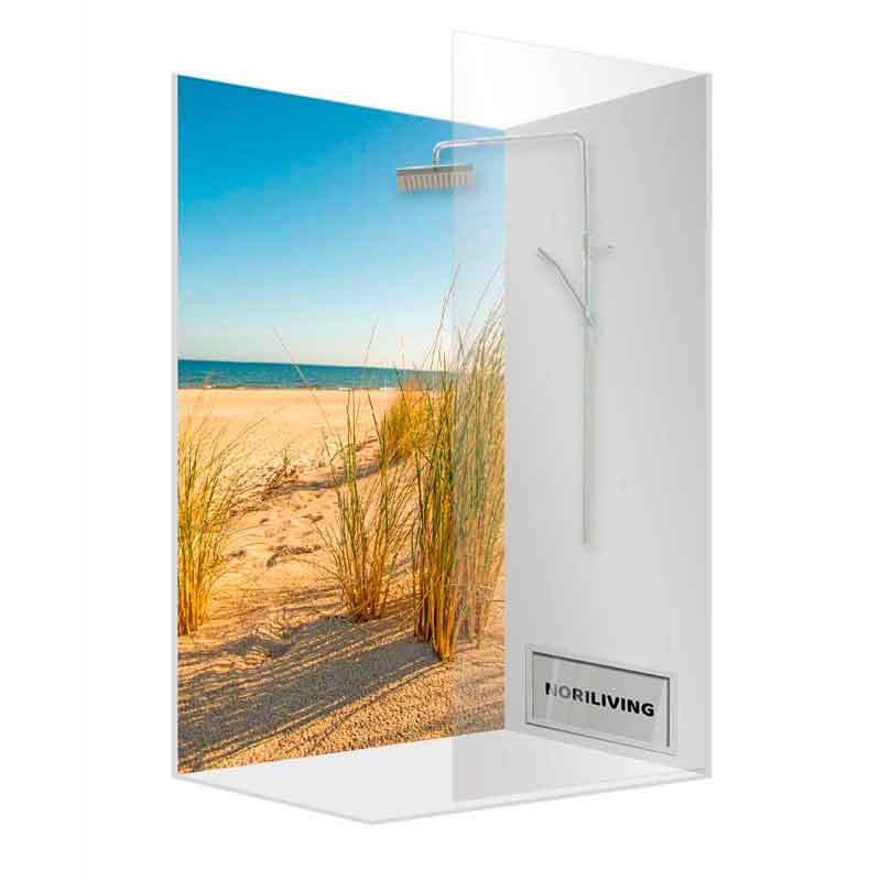 Transparente Duschwand mit Strandmotiv und eingebautem Duschkopf, ideal für ein maritimes Badezimmerdesign.