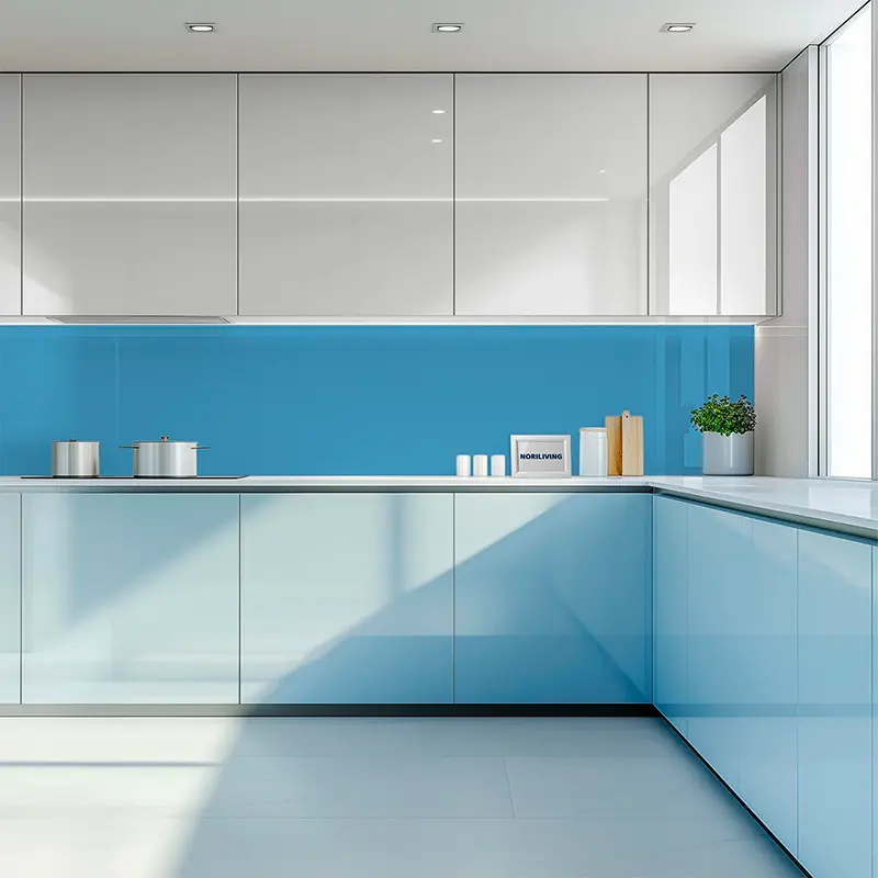 Helle Einbauküche mit blauer Glasrückwand und Utensilien