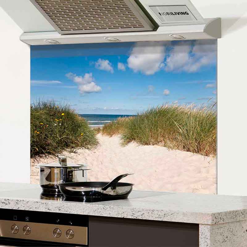Küchenrückwand zeigt einen sandigen Pfad zum Strand, flankiert von Dünen, mit Töpfen und Pfannen auf der Küchenarbeitsfläche