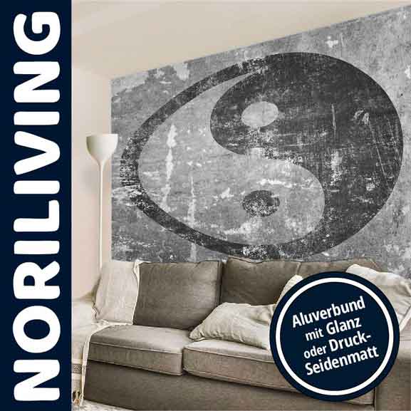 Modernes Wohnzimmer mit grauem Yin-Yang Wandbild von Noriliving, bequeme Couch im Vordergrund, Aluverbundoption mit Glanz oder Seidenmatt