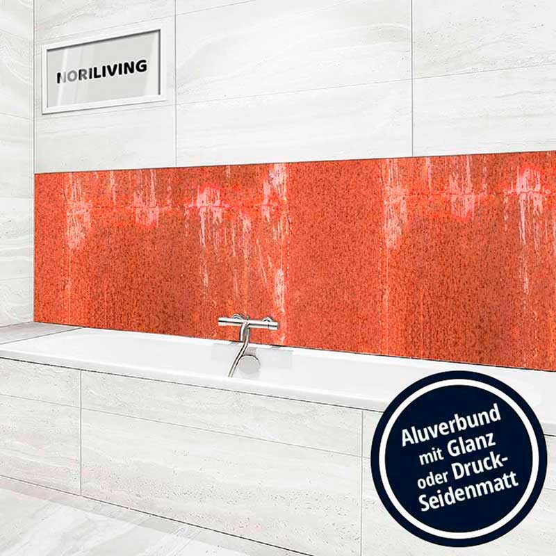 Moderne Badewanne mit roter glänzender Aluverbund-Wand im Badezimmer