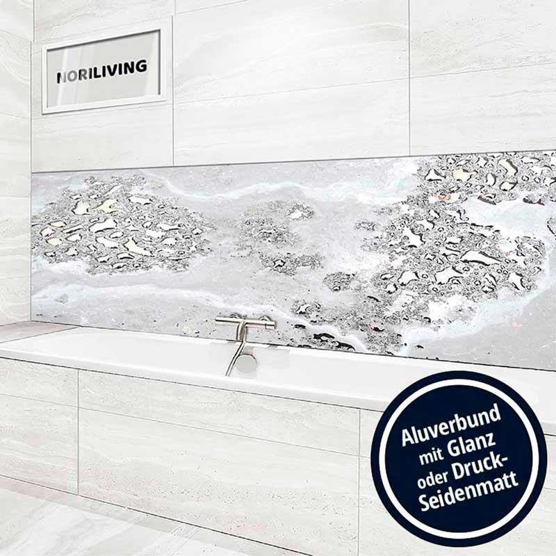 Badezimmer mit einer Wandverkleidung aus Aluverbund in Marmoroptik und Badewanne