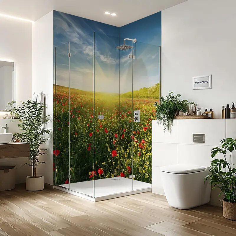 Modernes Bad mit Glasdusche und Mohnfeld-Wandbild