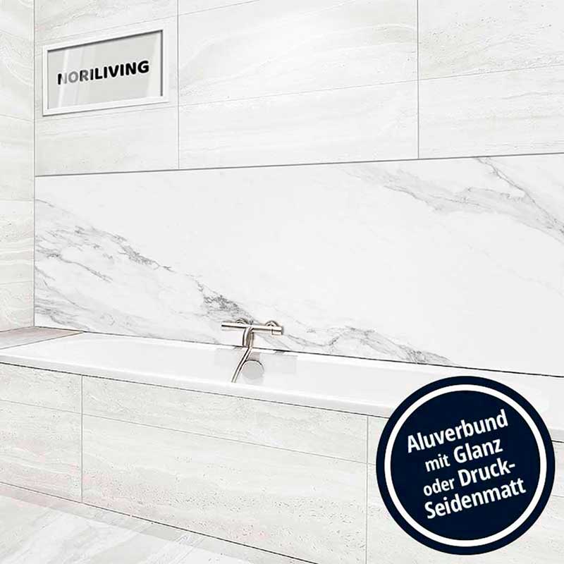Modernes Badezimmer mit Marmorwand und Aluverbund in Glanz oder Druck-Seidenmatt