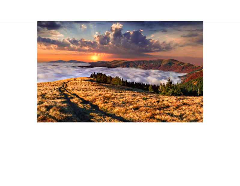 Malerische Landschaft mit Sonnenuntergang über den Bergen Berglandschaft bei Sonnenuntergang mit Wolkendecke und Wiesenweg
