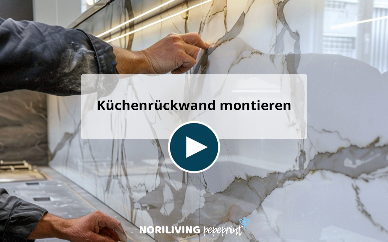 Handwerker montiert eine Küchenrückwand aus Marmor