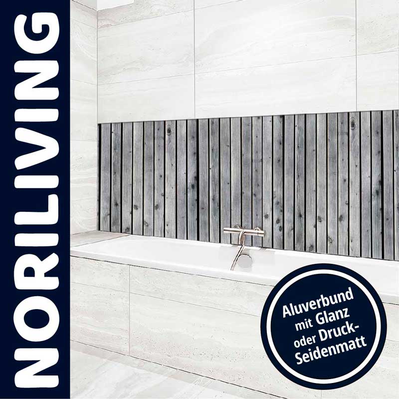 Elegantes Badezimmer mit Aluverbund-Wandverkleidung in Holzoptik und Badewanne