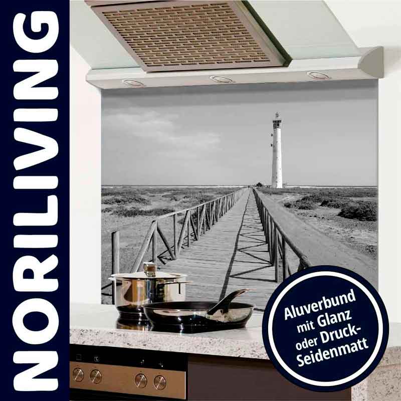 Küchenrückwand aus Aluverbund zeigt einen langen Steg zu einem Leuchtturm. Verfügbar in Glanz oder Druck-Seidenmatt.