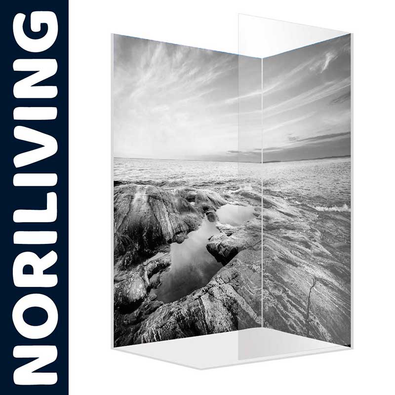 Schwarz-Weiß-Duschabtrennung mit Küstenlandschaft von Noriliving