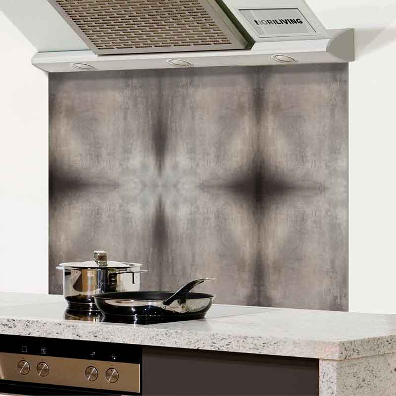 Stilvolle Edelstahl-Küchenrückwand mit integrierter Dunstabzugshaube über einem Herd mit Töpfen und einer Pfanne