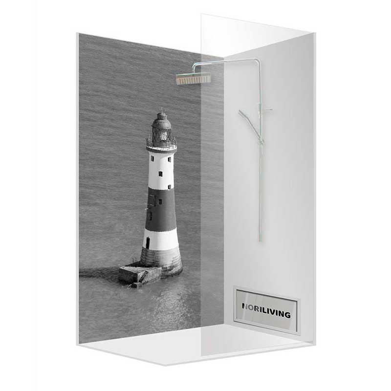 Duschkabine mit großem Leuchtturm-Bild in Schwarz-Weiß und Regenbrause