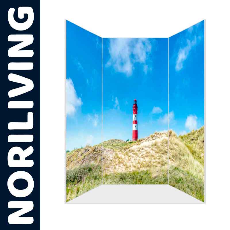 Raumteiler mit Bild eines Leuchtturms und Dünen unter blauem Himmel