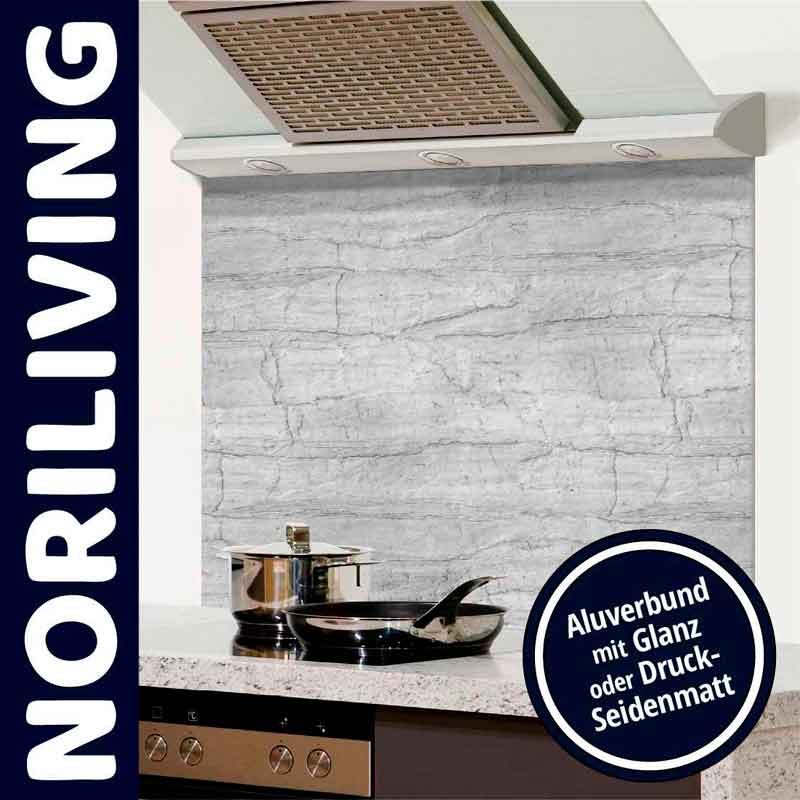 Küchenbereich mit glänzender Alu-Küchenrückwand in Steinoptik und Kochgeschirr, von Noriliving