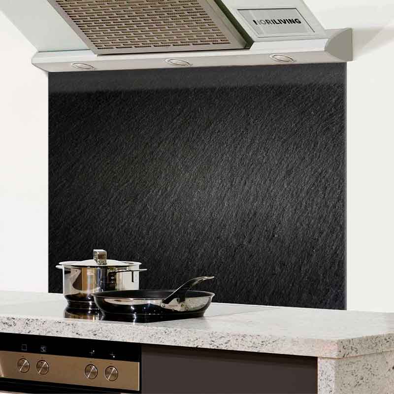 Moderne Küchenzeile mit Dunstabzugshaube und Kochtöpfen Elegante Küchenzeile mit Glasrückwand, Dunstabzugshaube und glänzenden Kochtöpfen