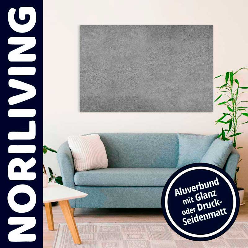 Wohnzimmercouch in Blau mit grauem Aluverbundbild an der Wand und grüner Pflanze