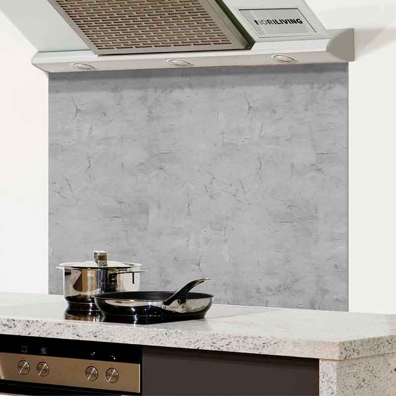 Moderne Küche mit grauem Spritzschutz und Dunstabzugshaube Küche mit grauem Spritzschutz, Dunstabzugshaube und Töpfen auf dem Herd